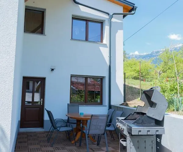 House Hiperbola & Outdoor Activities בובק