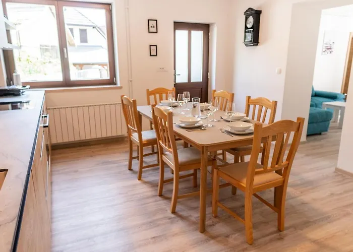 House Hiperbola & Outdoor Activities בובק