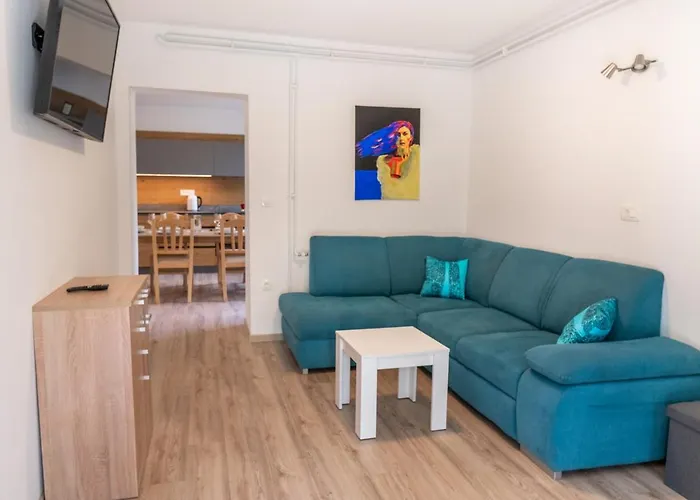 House Hiperbola & Outdoor Activities בובק